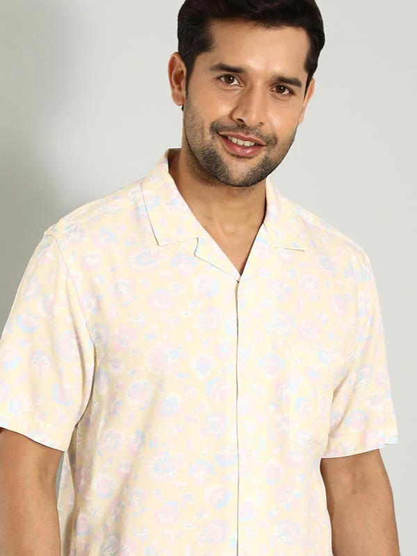 Indian Terrain Men's Regular Fit Half Sleeve All Over Print Yellow Shirt
